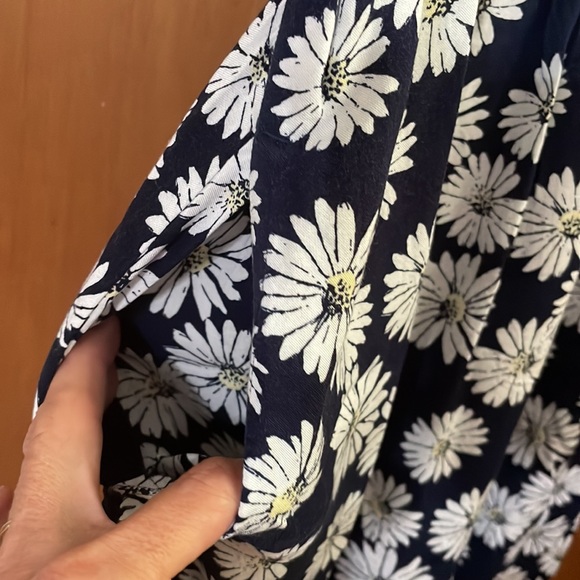 •SO•NAVY/WHITE DIASY, FRONT CHEST CRISSCROSS STRAPS & SMOCKED BACK DETAIL SMALL - Picture 6 of 11